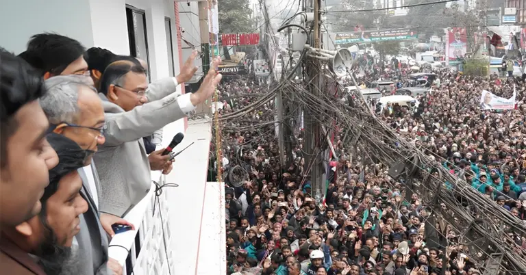 নেতাকর্মীদের উদ্দেশে হাত নাড়ছেন তারেক রহমান